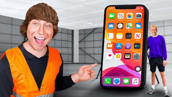 എട്ടടി ഐഫോൺ; ലോകത്തിലെ ഏറ്റവും വലിയ ഐഫോൺ നിർമിച്ച് യൂട്യൂബർ