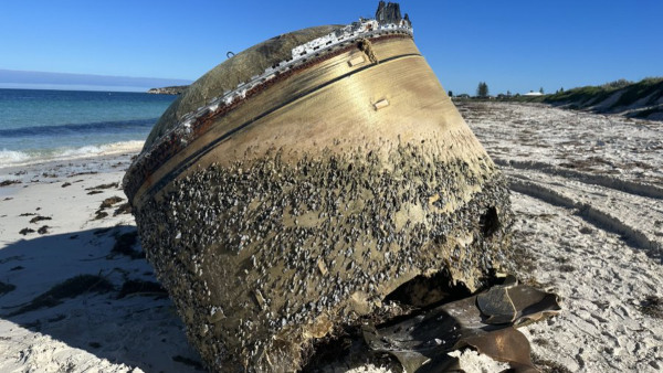 കടൽത്തീരത്ത് കൂറ്റൻ 'പേടകം' അടിഞ്ഞു; എന്തെന്ന് പിടികിട്ടുന്നില്ല... കടൽത്തീരത്ത് കൂറ്റൻ 'പേടകം' അടിഞ്ഞു; എന്തെന്ന് പിടികിട്ടുന്നില്ല...