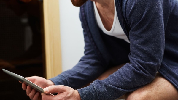 ബാത്ത്റൂമിൽ ഫോൺ ഉപയോ​ഗിക്കുന്നവരണോ നിങ്ങൾ എങ്കിൽ സൂക്ഷിക്കുക