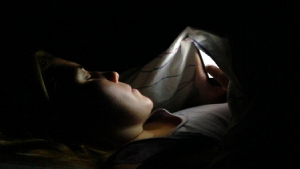 രാത്രി 10 മണിക്ക് ശേഷം ഫോൺ ഉപയോ​ഗിക്കുന്നവർ ശ്രദ്ധിക്കു