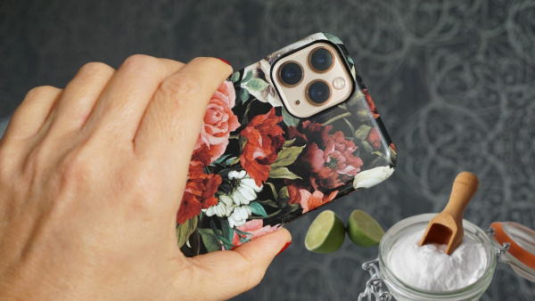 ഫോൺ കവർ നോക്കൂ, മഞ്ഞ നിറമായില്ലേ, വൃത്തിയാക്കാൻ ഇതാ ചില പൊടിക്കൈകൾ ഫോൺ കവർ നോക്കൂ, മഞ്ഞ നിറമായില്ലേ, വൃത്തിയാക്കാൻ ഇതാ ചില പൊടിക്കൈകൾ