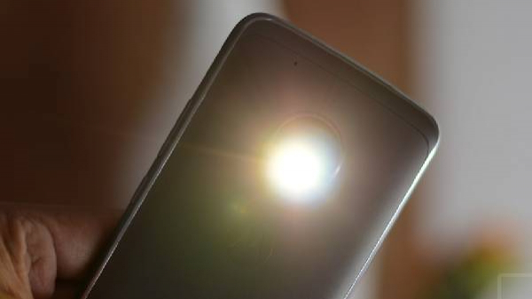 ഫോണിന്റെ ഫ്ലാഷ് ലൈറ്റുകൾ കണ്ണിന് മാത്രമല്ല ചർമ്മത്തിനും ഭീഷണി ഫോണിന്റെ ഫ്ലാഷ് ലൈറ്റുകൾ കണ്ണിന് മാത്രമല്ല ചർമ്മത്തിനും ഭീഷണി