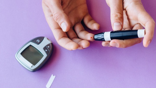 വിരൽ അ‌മർത്തരുത്, ലോഷൻ ഒഴിവാക്കുക; ഗ്ലൂക്കോമീറ്റർ ഉപയോഗിക്കാൻ 8 ടിപ്സ്