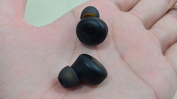 ഇയർബഡുകൾ ഷെയർ ചെയ്ത് ഉപയോ​ഗിക്കുന്നവരാണോ നിങ്ങൾ? സൂക്ഷിക്കുക...