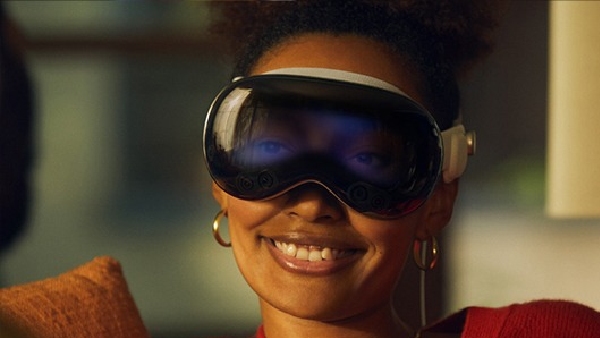 ഹെഡ്സെറ്റിൽ വേറൊരു ലോകം തീർക്കാനാകുമോ സകീർ ഭായിക്ക്?