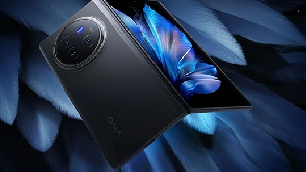 ഒടിച്ച് മടക്കി കൈയ്യിൽ തന്നു! ഇനി ഫോൾഡബിൾ ഫോണിൻറെ കാലം