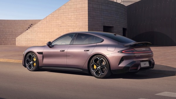 വീ ആർ ഡൂയിങ് എ കാർ! SU7 ഇവി അവതരിപ്പിച്ച് ഷവോമി