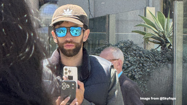 ആരാണിവൻ, കൈയിലിരിക്കുന്നത് ഇതുവരെ ഇറങ്ങാത്ത ഐഫോൺ 17 പ്രോ ആണോ? ആരാണിവൻ, കൈയിലിരിക്കുന്നത് ഇതുവരെ ഇറങ്ങാത്ത ഐഫോൺ 17 പ്രോ ആണോ?