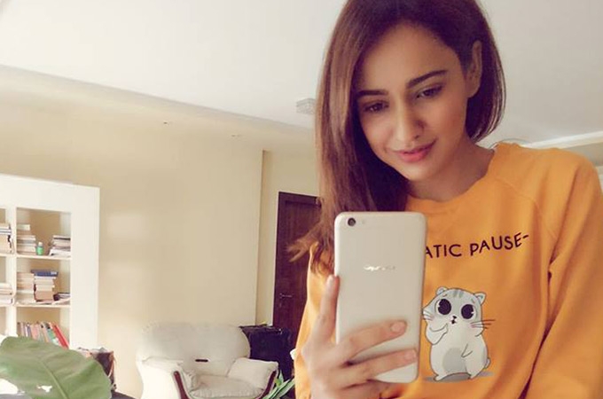 Bollywood Celebrities with Selfie Expert Oppo F3 Plus