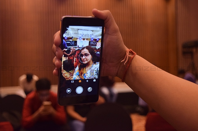 Smart Roon Smartphone In Pics: Smartron srtPhone First Look - Gizbot