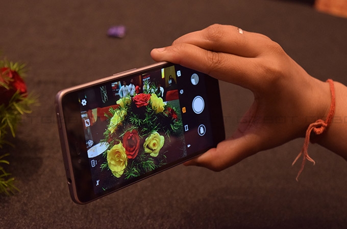 Smart Roon Smartphone In Pics: Smartron srtPhone First Look - Gizbot