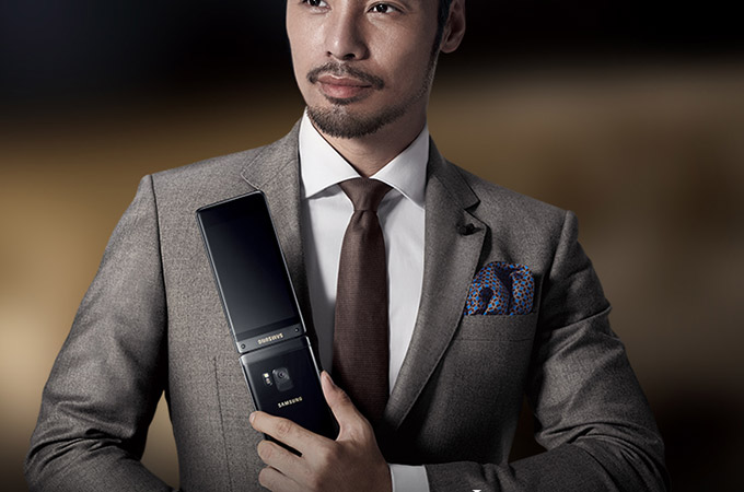 Samsung W2018 Flip Phone