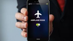 ஸ்மார்ட்போனில் உள்ள Airplane Mode.. இவ்வளவு விஷயத்துக்குப் பயன்படுமா? கட்டாயம் தெரிஞ்சுக்கோங்க..