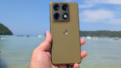 நாடே எதிர்பார்த்த Motorola 5ஜி போன்.. சோனி கேமரா.. IP69 ரேட்டிங்.. எந்த மாடல்? என்ன விலை?