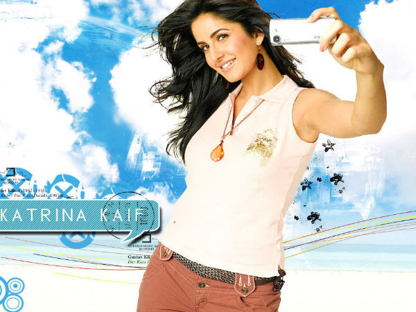 நடிகைகள் மொபைலுடன்.... நீங்கள் பார்த்திராத படங்கள்