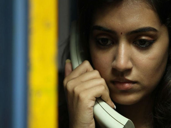 நடிகைகள் மொபைலுடன்.... நீங்கள் பார்த்திராத படங்கள்