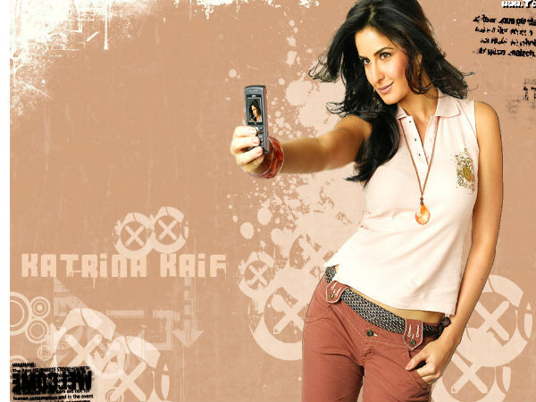 நடிகைகள் மொபைலுடன்.... நீங்கள் பார்த்திராத படங்கள்