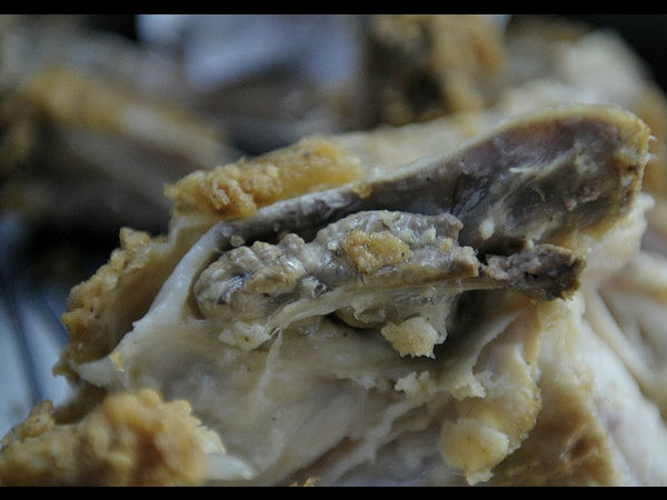 நீங்க சாப்படறது சிக்கனா இல்ல புழுவா