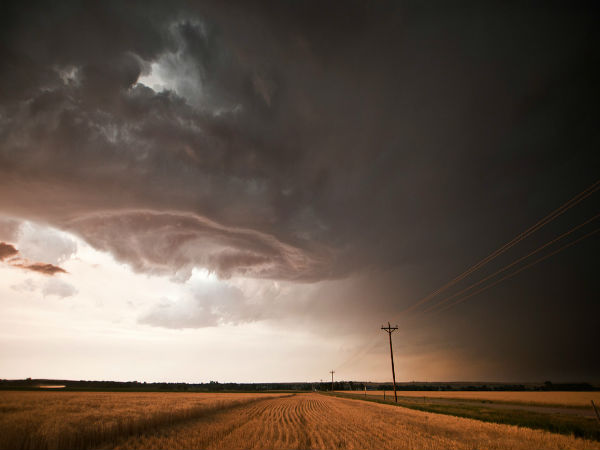 புயல் அடிக்கும் போது எடுக்கப்பட்ட நிஜப்படங்கள்