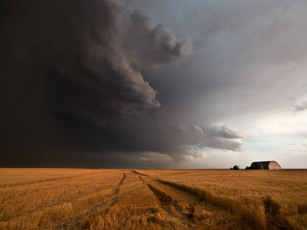 புயல் அடிக்கும் போது எடுக்கப்பட்ட நிஜப்படங்கள்