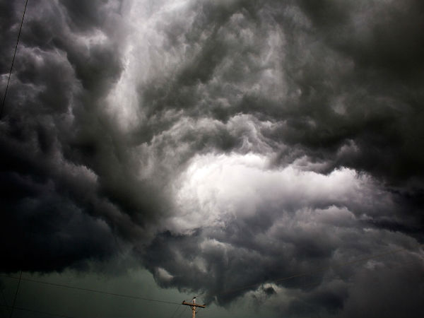 புயல் அடிக்கும் போது எடுக்கப்பட்ட நிஜப்படங்கள்