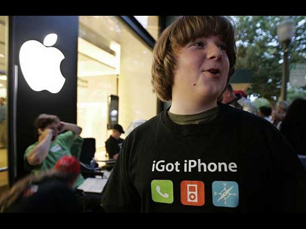 ஐ போனின் ரசிகர்களை பாருங்கள்