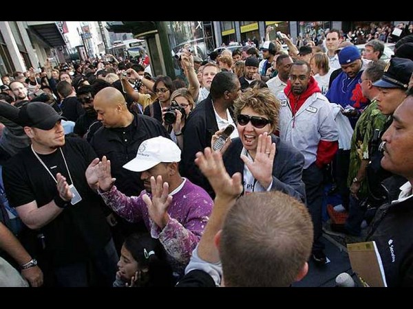 ஐ போனின் ரசிகர்களை பாருங்கள்