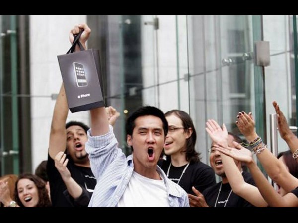 ஐ போனின் ரசிகர்களை பாருங்கள்