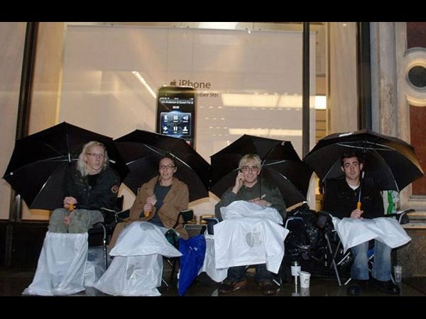 ஐ போனின் ரசிகர்களை பாருங்கள்