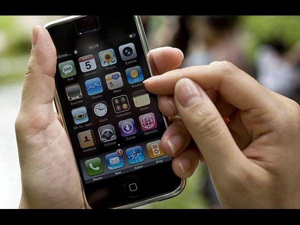 ஐ போனின் ரசிகர்களை பாருங்கள்