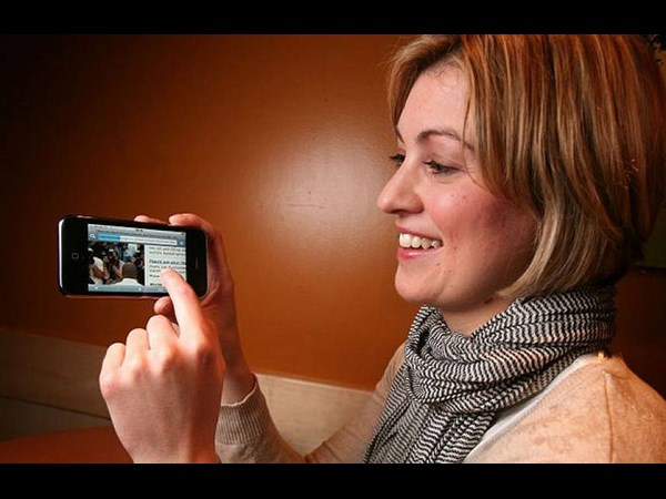 ஐ போனின் ரசிகர்களை பாருங்கள்