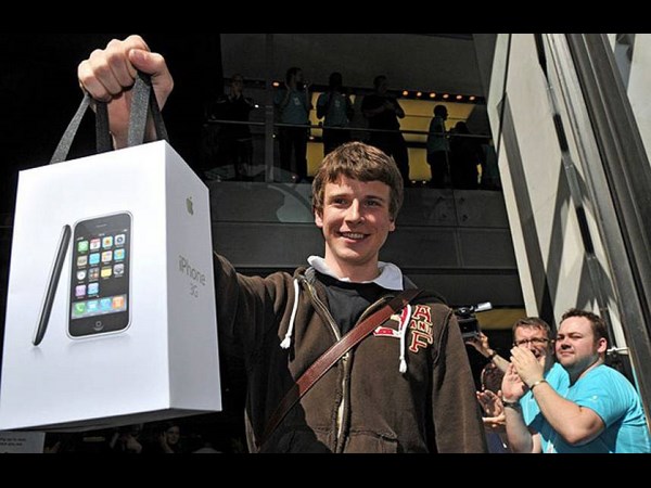 ஐ போனின் ரசிகர்களை பாருங்கள்