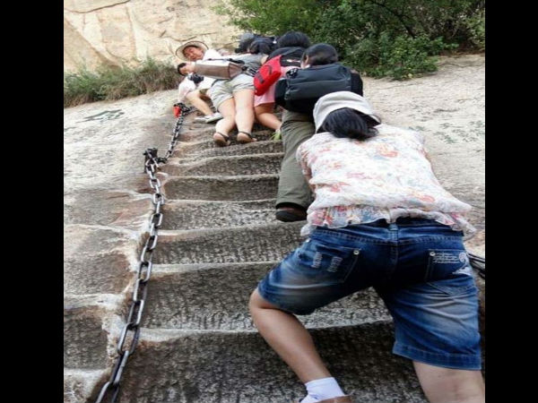 ஆத்தாடி இதுல போய் நடக்கறாங்களா