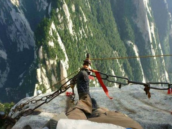 ஆத்தாடி இதுல போய் நடக்கறாங்களா