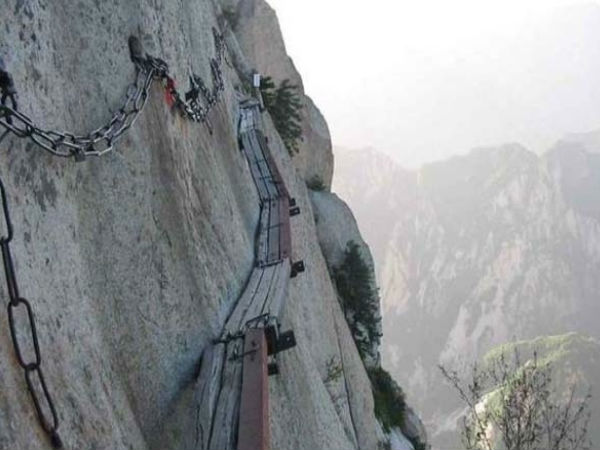 ஆத்தாடி இதுல போய் நடக்கறாங்களா