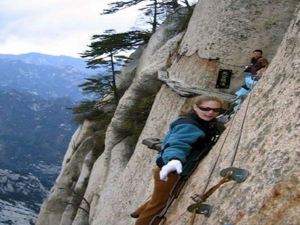 ஆத்தாடி இதுல போய் நடக்கறாங்களா