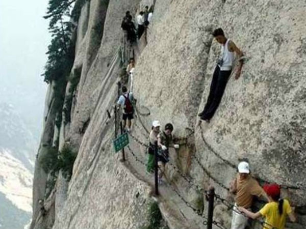 ஆத்தாடி இதுல போய் நடக்கறாங்களா