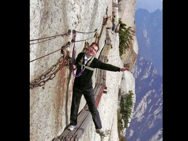 ஆத்தாடி இதுல போய் நடக்கறாங்களா