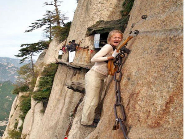 ஆத்தாடி இதுல போய் நடக்கறாங்களா