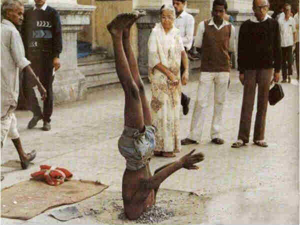 இங்க பாருங்க நம்ம இந்திய சாகசத்த...