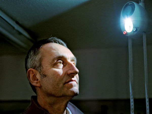 மின்சாரம் வேண்டாம், சூரியஒளியும் வேண்டாம், விளக்கேற்றலாம் வாங்க..!