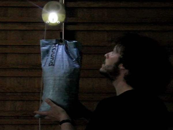 மின்சாரம் வேண்டாம், சூரியஒளியும் வேண்டாம், விளக்கேற்றலாம் வாங்க..!