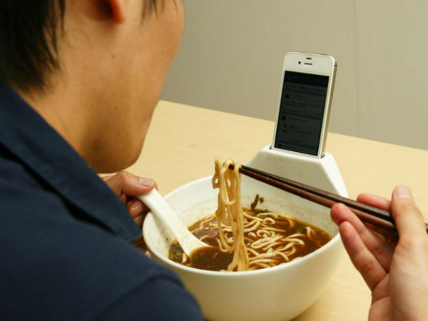 அம்மாவிடம் திட்டு வாங்காமல் மொபைல் நோண்டுவது எப்படி..?!