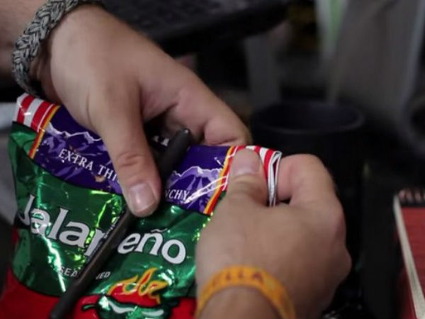 பேனா இருக்கா..?