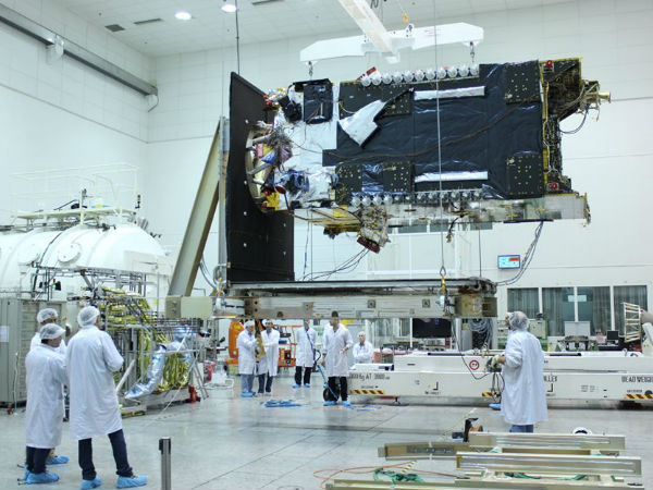 விண்வெளியில் செயற்கைகோள் : ஃபேஸ்புக் திட்டம்..!!