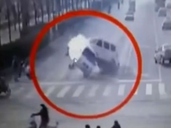 சுத்தம் செய்யும் வாகனம் :