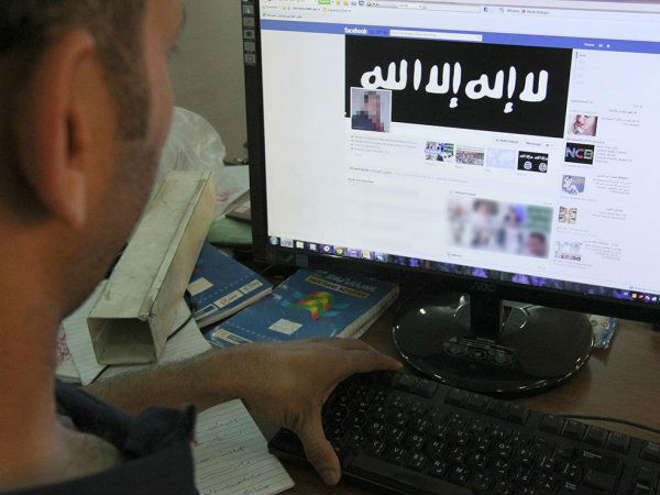 ஃபேஸ்புக், ட்விட்டர் :