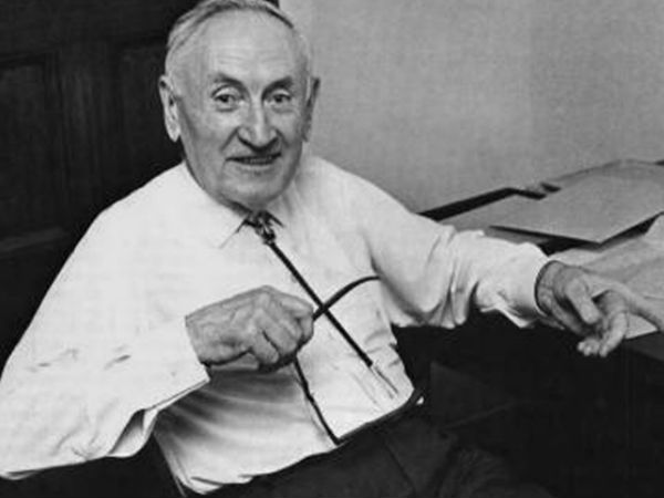 தாங்கிப்பிடித்து கொண்டிருக்கிறது :