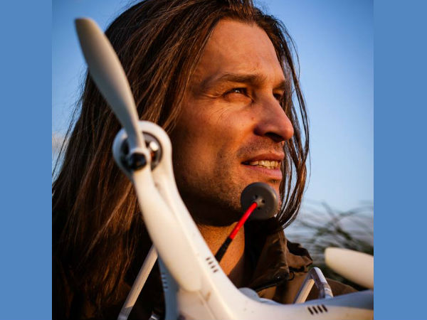 புகைப்படக்கலைஞர் :