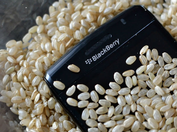 சென்னை மழை : ஈரமான போனினை காப்பது எப்படி.??